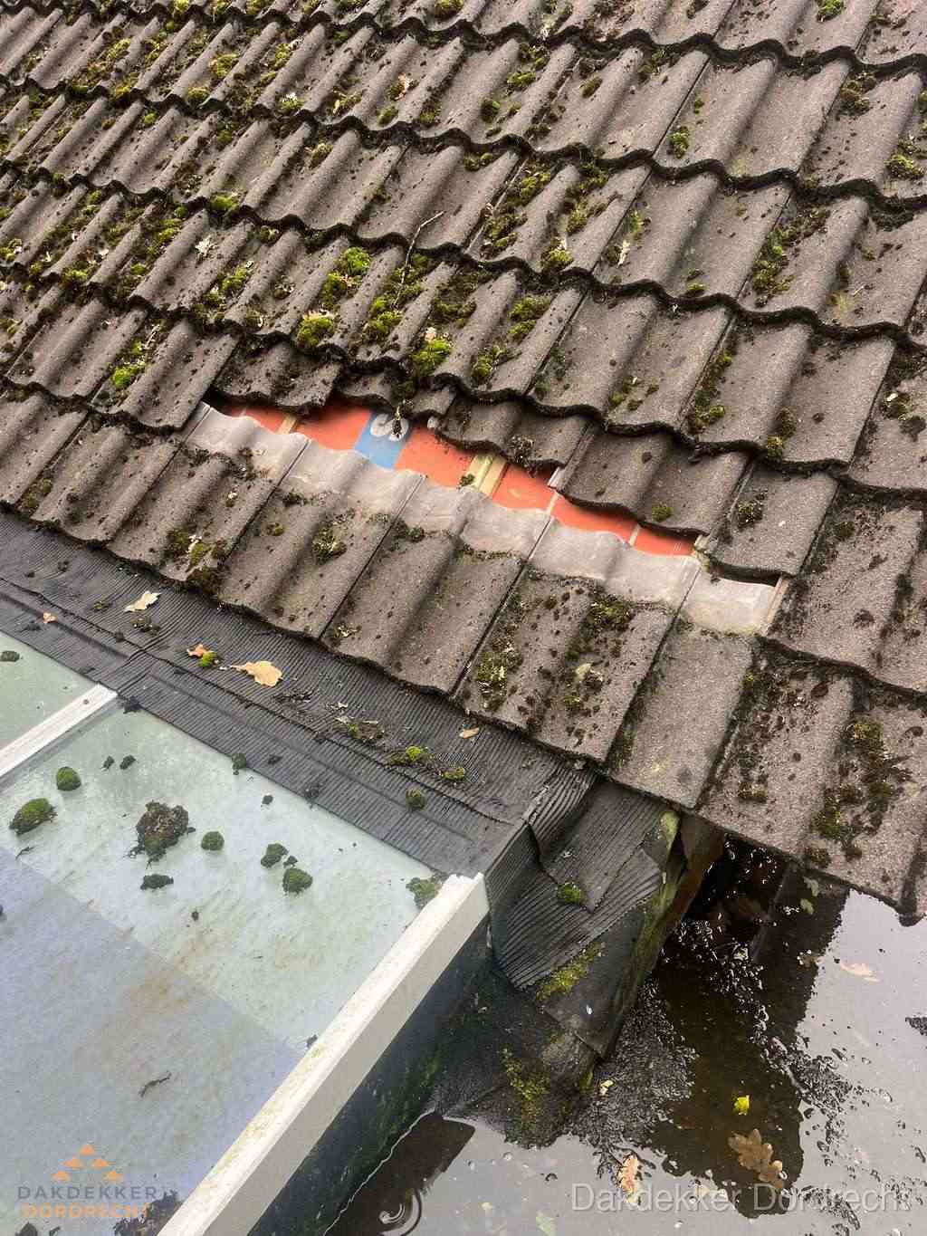 Beschadigd pannendak met ontbrekende dakpannen voor reparatie in Dordrecht Beschadigd pannendak met ontbrekende dakpannen voor reparatie in Dordrecht