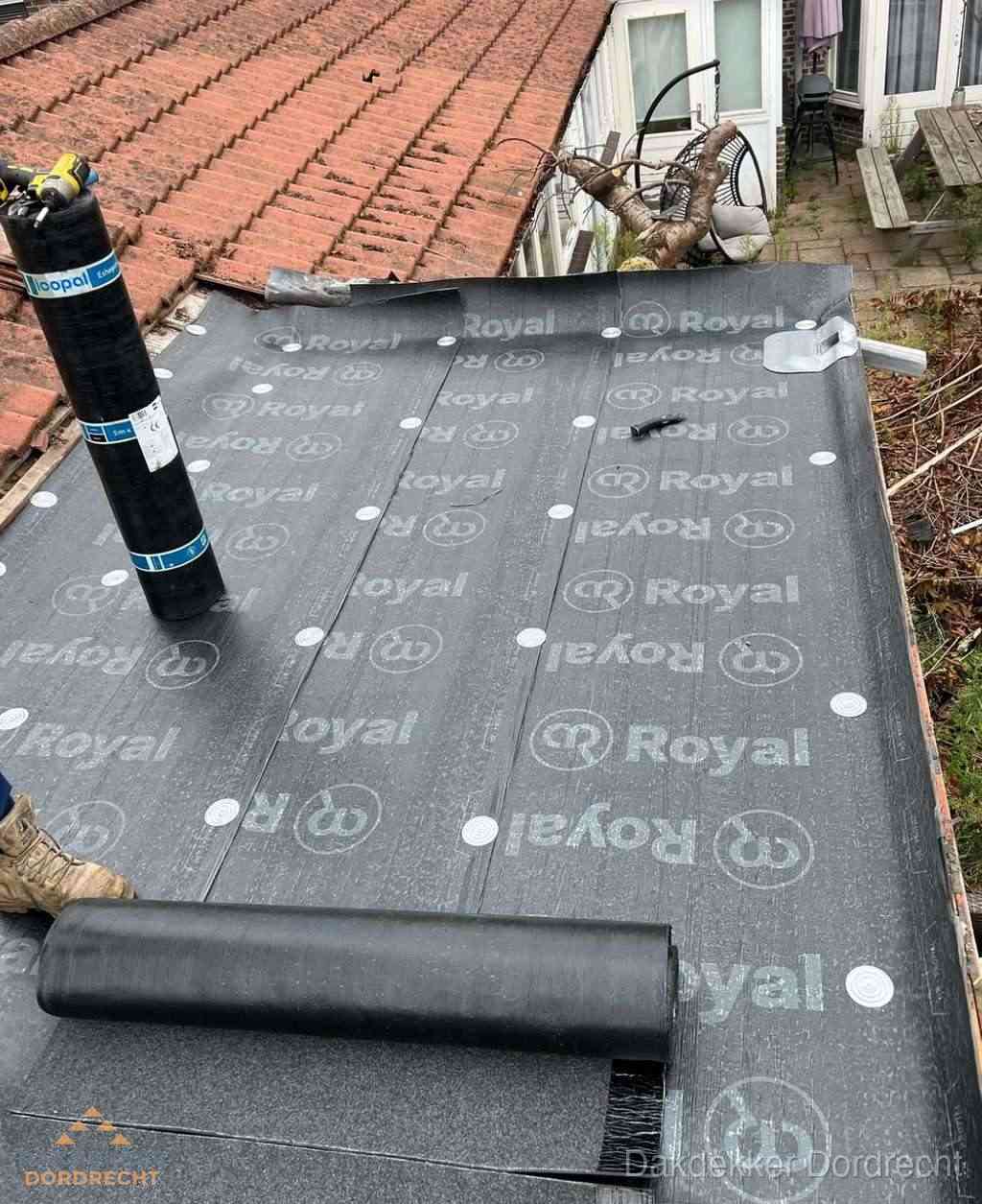 Plat dak met nieuwe bitumen dakbedekking en brandgereedschap in Dordrecht Plat dak met nieuwe bitumen dakbedekking en brandgereedschap in Dordrecht