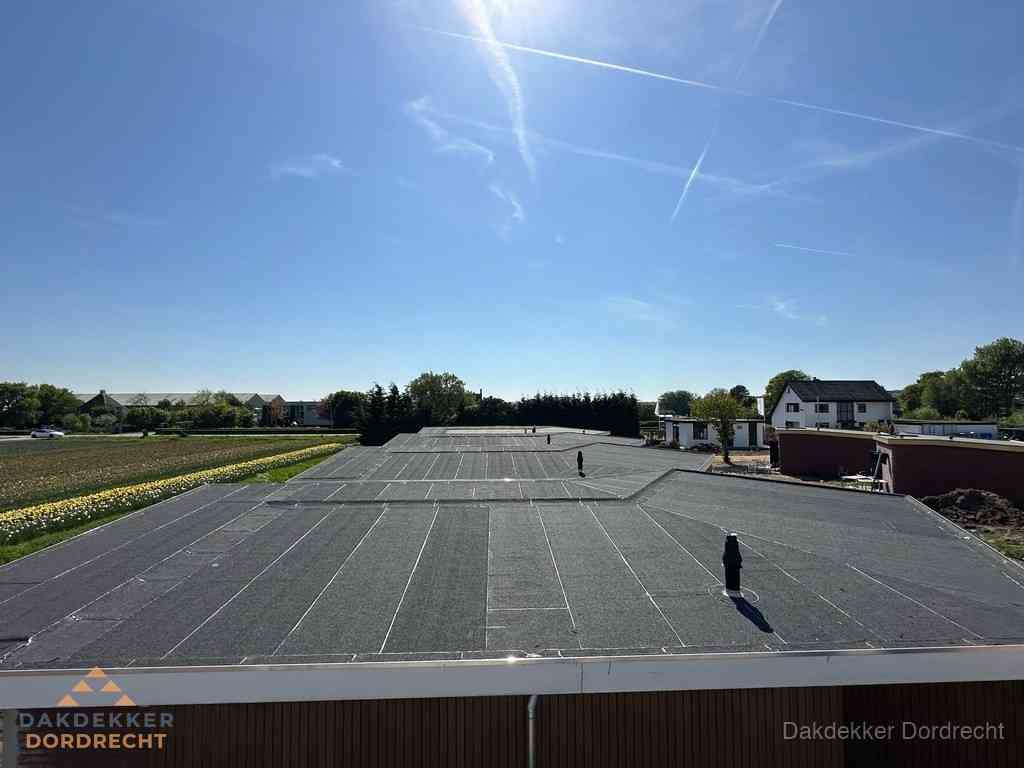 Groot plat dak met bitumen dakbedekking op bedrijfspand in Dordrecht Groot plat dak met bitumen dakbedekking op bedrijfspand in Dordrecht