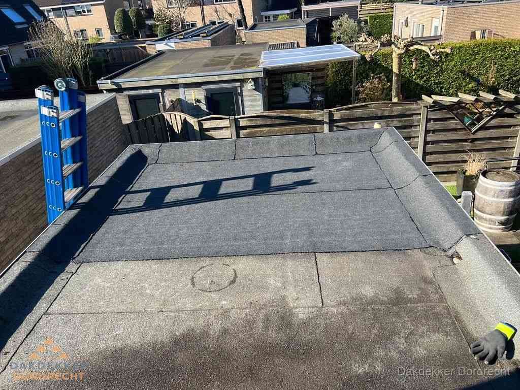 Dakdekker legt onderlaag op plat dak met houten constructie in Dordrecht Dakdekker legt onderlaag op plat dak met houten constructie in Dordrecht