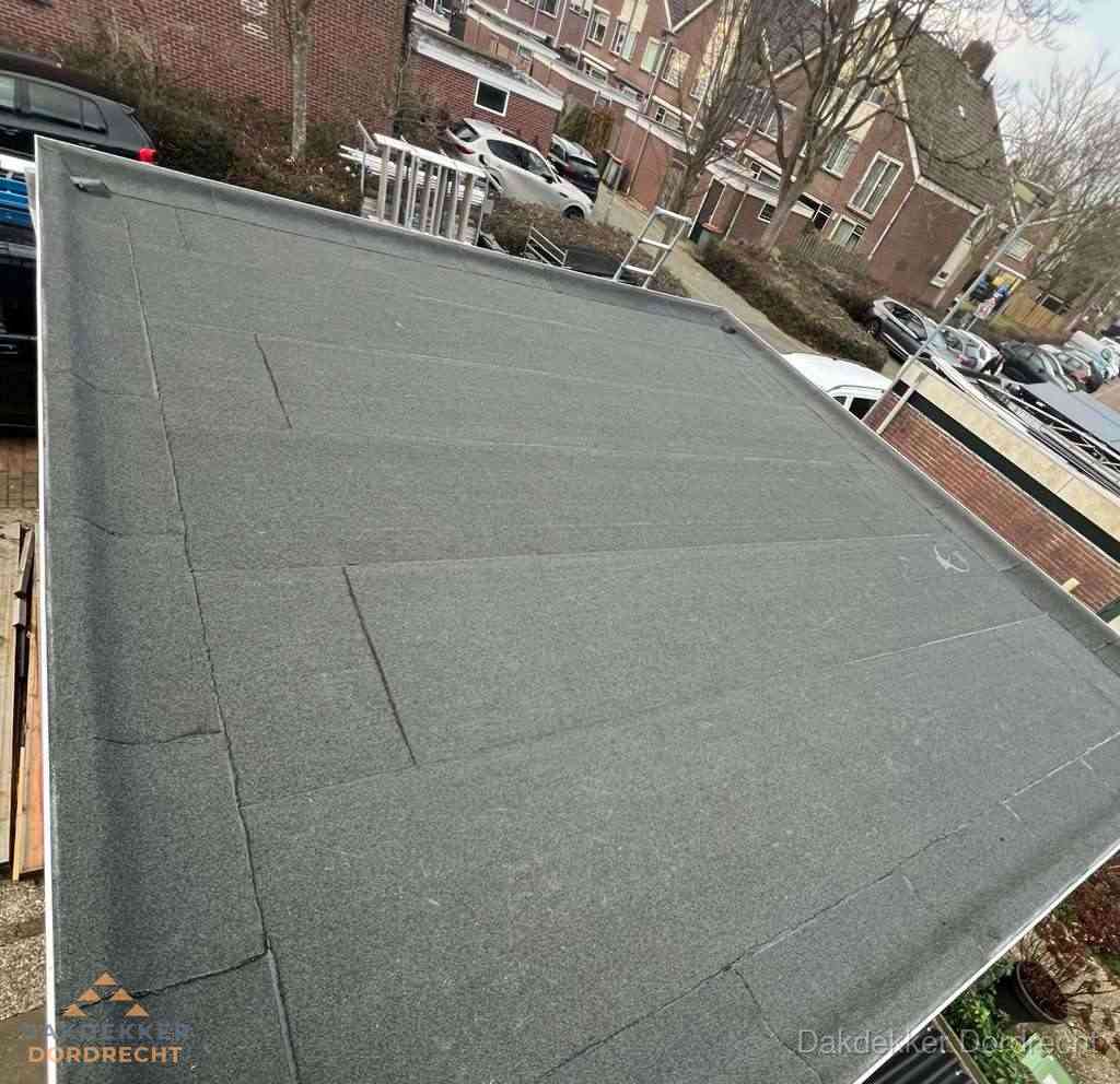 Nieuwe bitumen dakbedekking op plat dak van garage in Dordrecht Nieuwe bitumen dakbedekking op plat dak van garage in Dordrecht