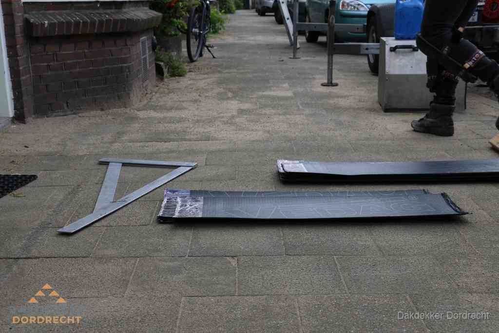 Dakbedekkingsmateriaal en zinkwerk klaargelegd voor reparatie in Dordrecht Dakbedekkingsmateriaal en zinkwerk klaargelegd voor reparatie in Dordrecht