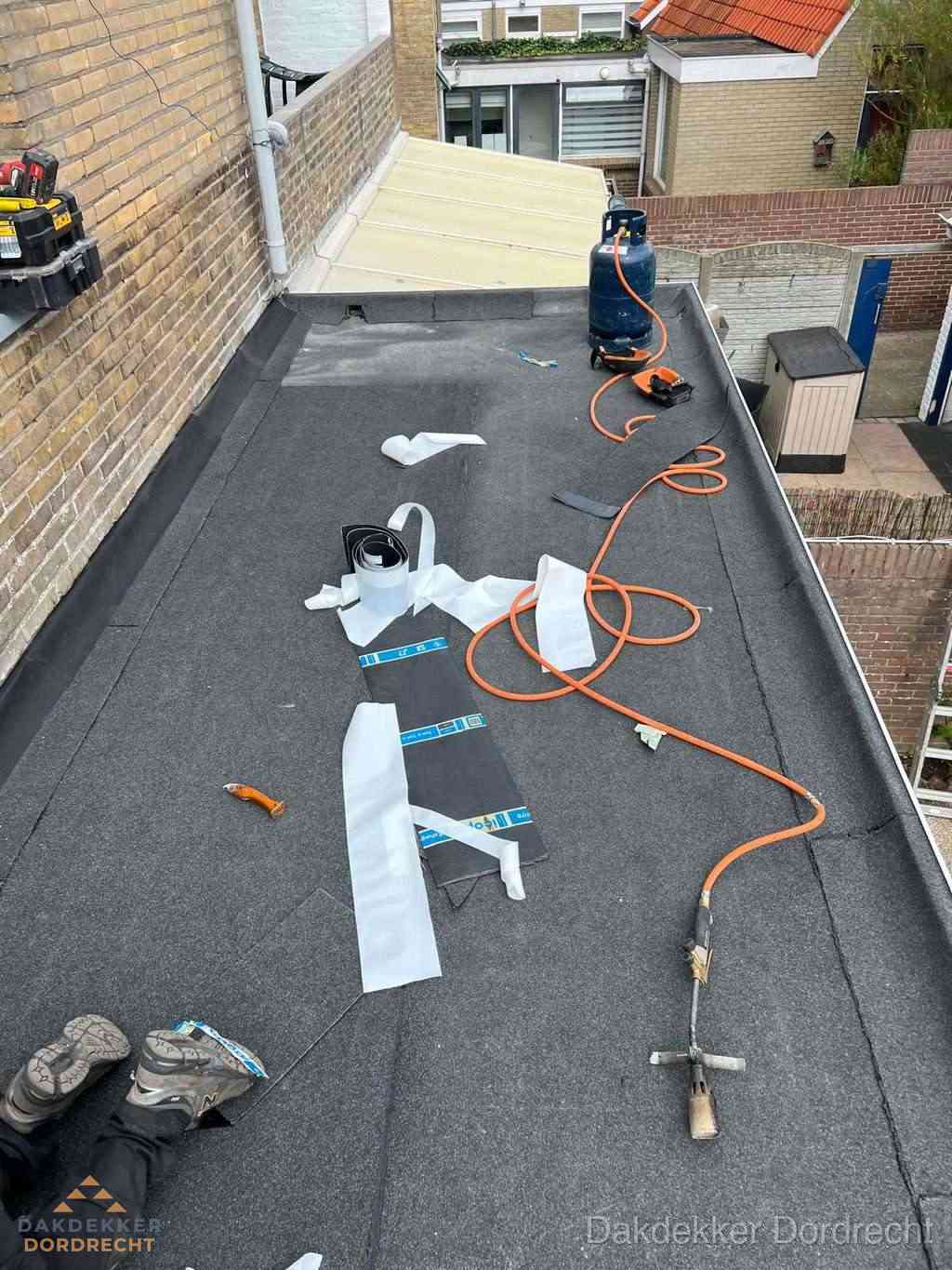 Dakdekker brengt EPDM dakbedekking aan op plat dak in Dordrecht Dakdekker brengt EPDM dakbedekking aan op plat dak in Dordrecht