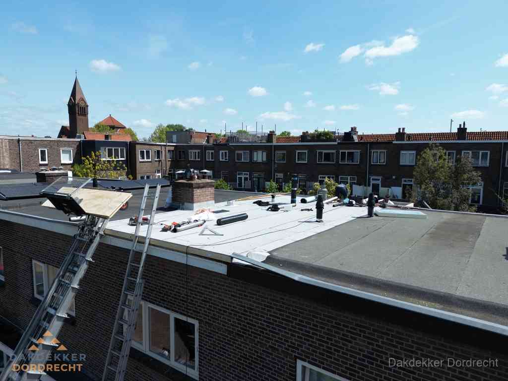 Dakdekkers aan het werk op plat dak in Dordrecht Dakdekkers aan het werk op plat dak in Dordrecht