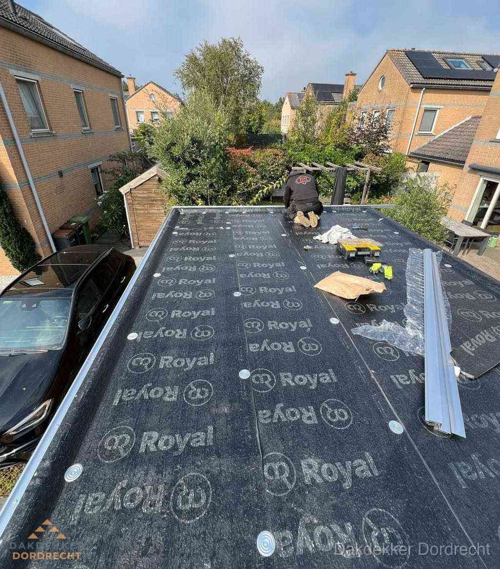 Dakdekker aan het werk op plat dak renovatie in Dordrecht Dakdekker aan het werk op plat dak renovatie in Dordrecht