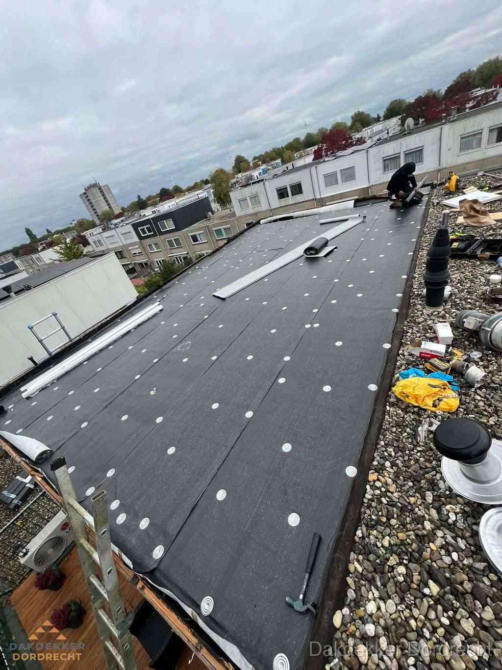 Dakleer vervangen op groot plat dak door dakdekker in Dordrecht Dakleer vervangen op groot plat dak door dakdekker in Dordrecht