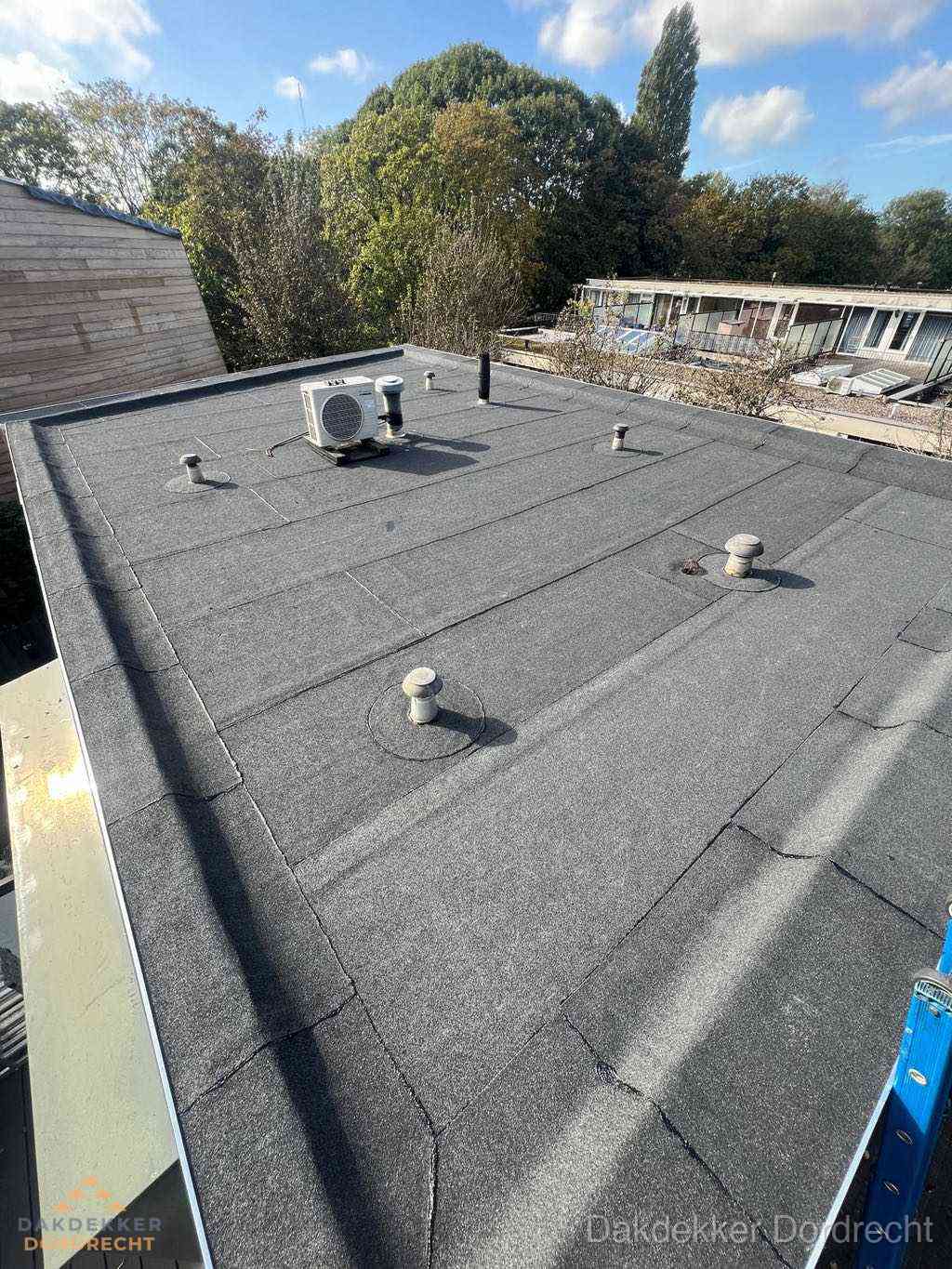 Plat dak met bitumen en brandgereedschap van dakdekkersbedrijf in Dordrecht Plat dak met bitumen en brandgereedschap van dakdekkersbedrijf in Dordrecht