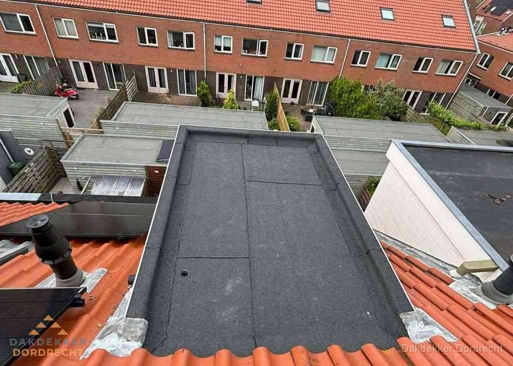 Plat dak met bitumen bedekking naast dakkapel in Dordrecht Plat dak met bitumen bedekking naast dakkapel in Dordrecht