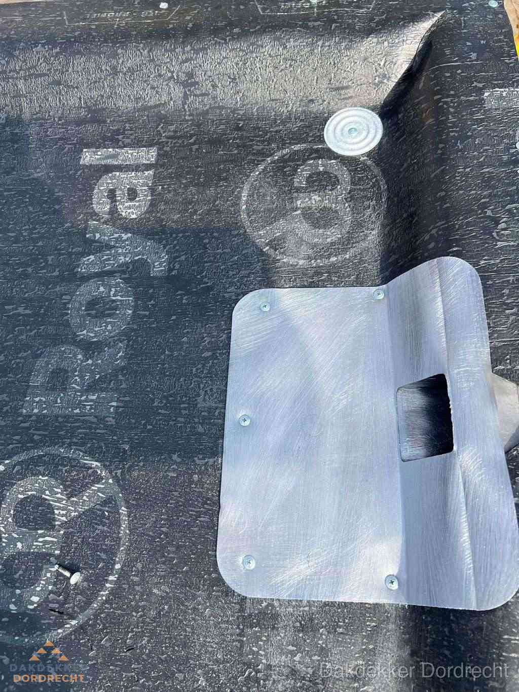 Dakdoorvoer met metalen afvoerplaat op bitumen dak in Dordrecht Dakdoorvoer met metalen afvoerplaat op bitumen dak in Dordrecht