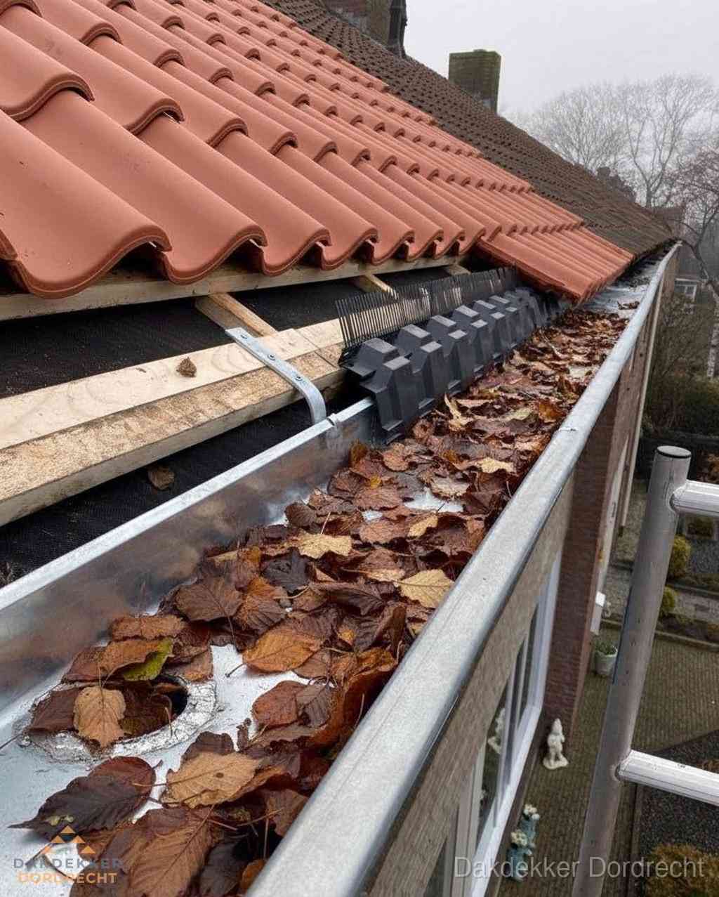 Plat dak bedrijfspand met bitumen dakbedekking en lichtkoepels in Dordrecht Plat dak bedrijfspand met bitumen dakbedekking en lichtkoepels in Dordrecht