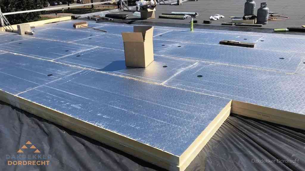 PIR isolatieplaten worden gelegd op plat dak voor dakisolatie in Dordrecht PIR isolatieplaten worden gelegd op plat dak voor dakisolatie in Dordrecht