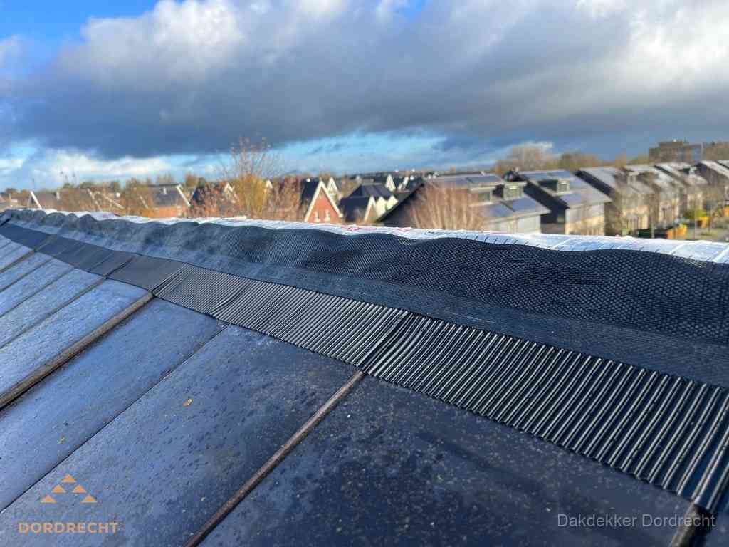 Dakisolatie bij de nok met ventilatieprofiel op schuin dak in Dordrecht Dakisolatie bij de nok met ventilatieprofiel op schuin dak in Dordrecht