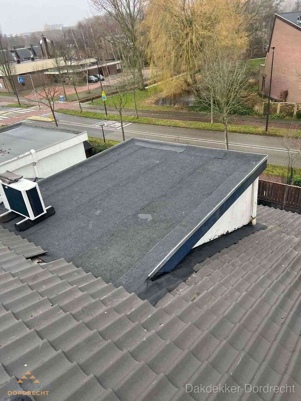 Plat dak met bitumen dakbedekking naast schuin pannendak in Dordrecht Plat dak met bitumen dakbedekking naast schuin pannendak in Dordrecht