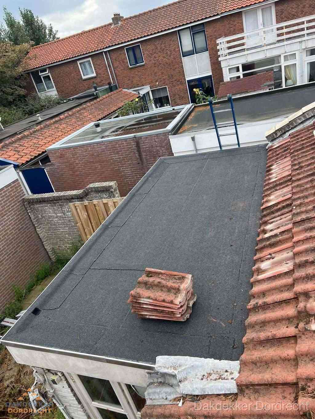 Aanbouw plat dak met reservepannen voor dakpannen vervangen in Dordrecht Aanbouw plat dak met reservepannen voor dakpannen vervangen in Dordrecht