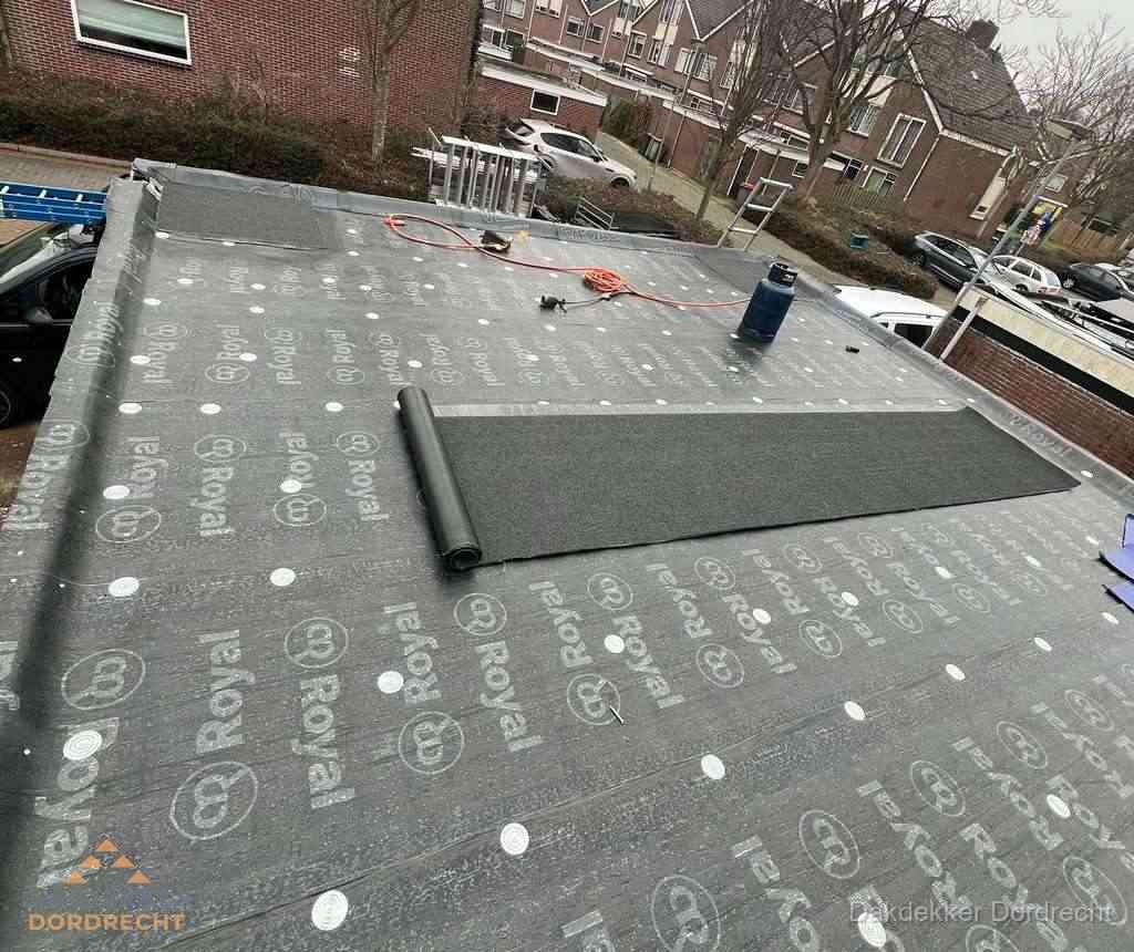 Dakdekker aan het werk met gasbrander op plat bitumen dak in Dordrecht Dakdekker aan het werk met gasbrander op plat bitumen dak in Dordrecht
