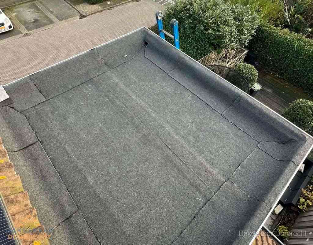 Gerenoveerd plat dak met nieuwe bitumen dakbedekking in Dordrecht Gerenoveerd plat dak met nieuwe bitumen dakbedekking in Dordrecht