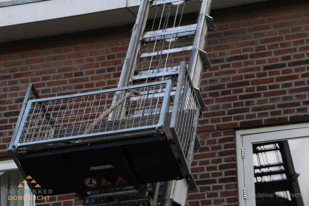Ladderlift met dakpannen voor dakpan reparatie in Dordrecht Ladderlift met dakpannen voor dakpan reparatie in Dordrecht