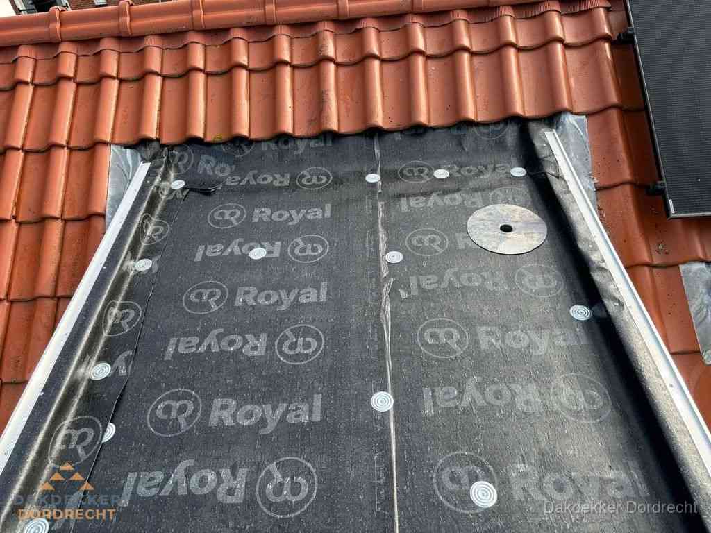 Nieuw dak met dakpannen en Royal onderlaag bij woning in Dordrecht Nieuw dak met dakpannen en Royal onderlaag bij woning in Dordrecht