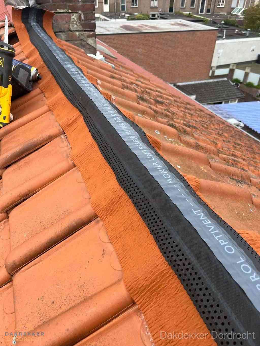 Plat dak aanbouw met bitumen naast schuin pannendak in Dordrecht Plat dak aanbouw met bitumen naast schuin pannendak in Dordrecht