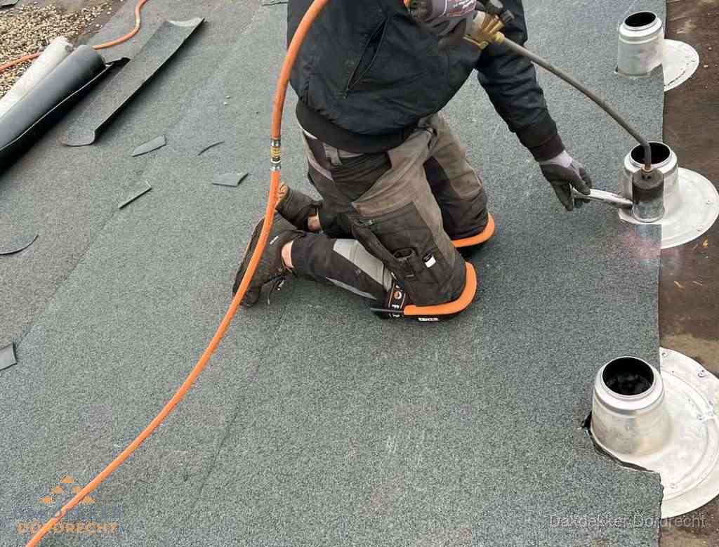 Gereedschap op nieuw plat dak na renovatie in Dordrecht Gereedschap op nieuw plat dak na renovatie in Dordrecht