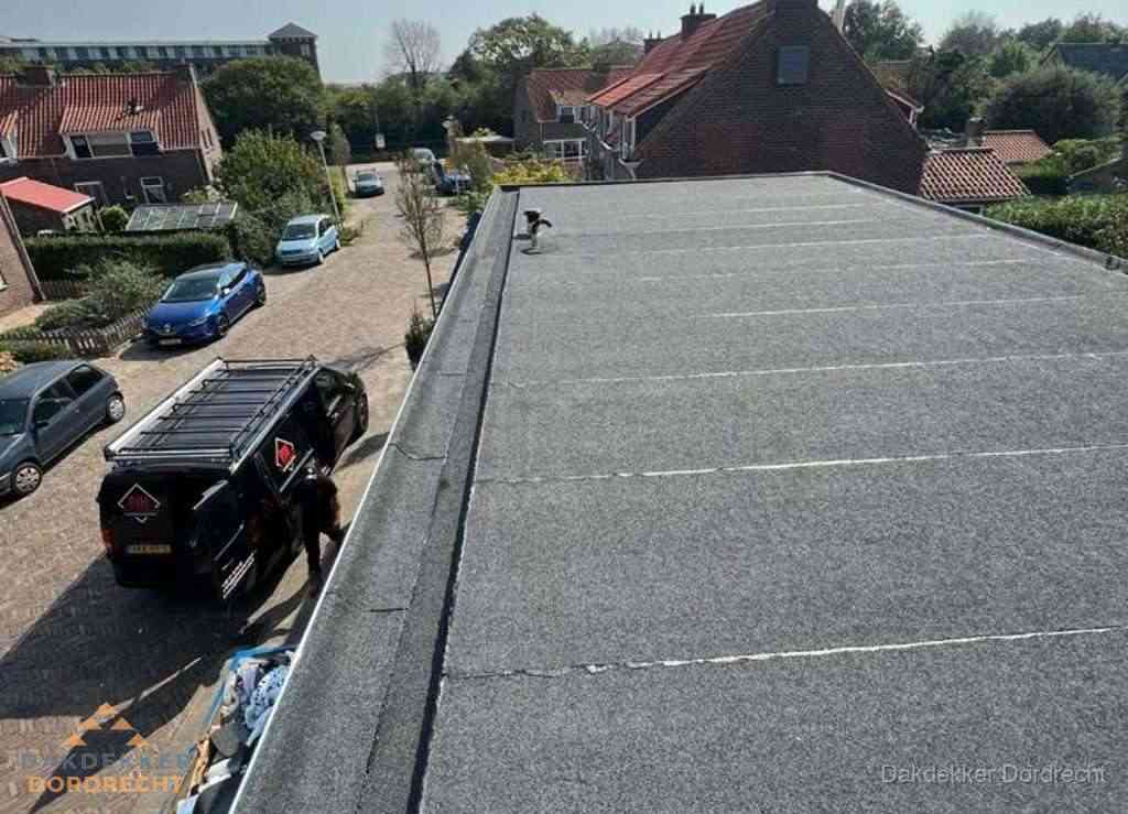 Nieuw bitumen plat dak met uitzicht over landschap in Dordrecht Nieuw bitumen plat dak met uitzicht over landschap in Dordrecht