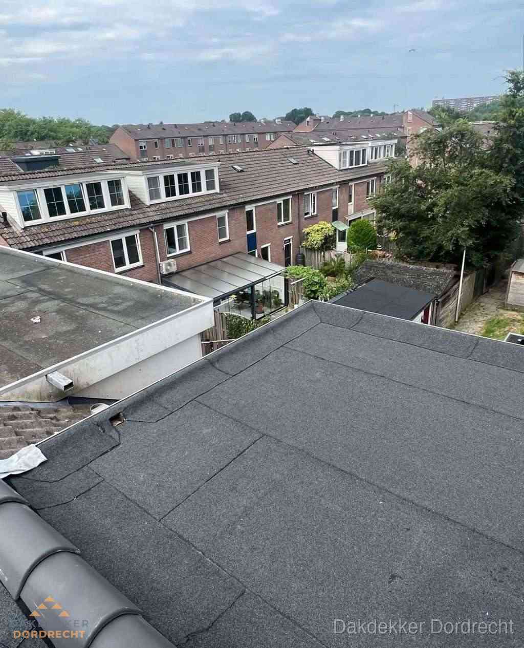 Vernieuwd plat dak met bitumen in woonwijk in Dordrecht Vernieuwd plat dak met bitumen in woonwijk in Dordrecht