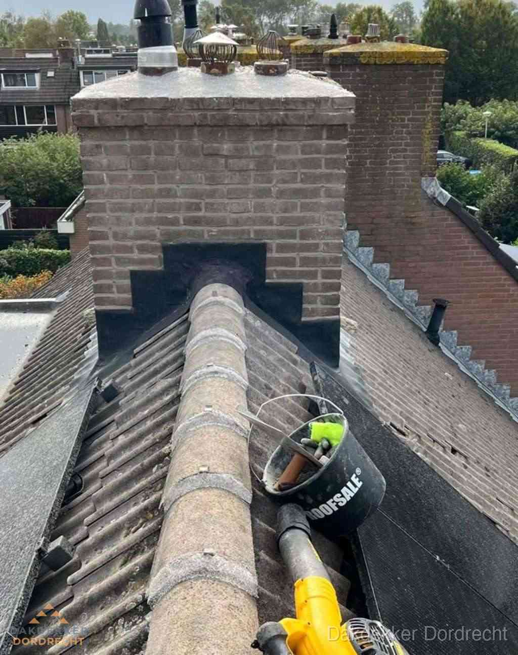 Dakdekker repareert bitumen dakleer bij dakdoorvoer in Dordrecht Dakdekker repareert bitumen dakleer bij dakdoorvoer in Dordrecht